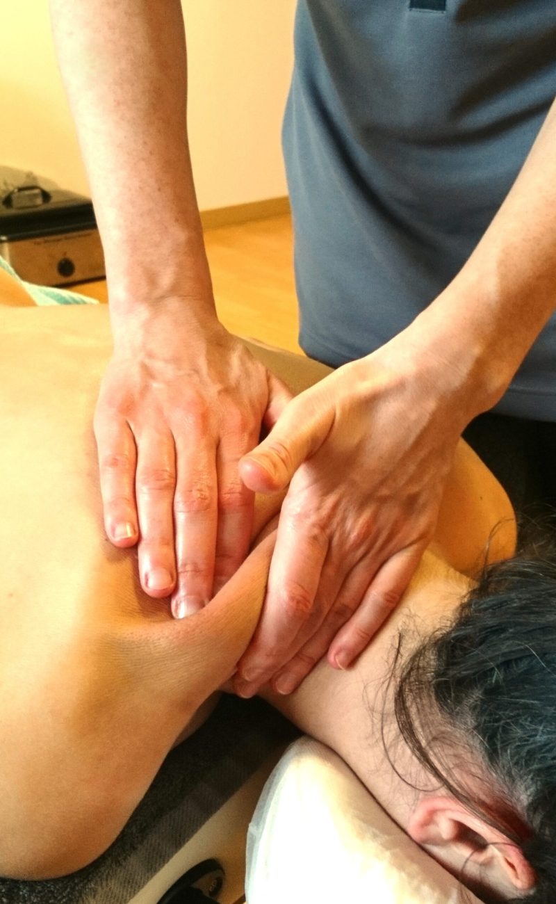 Massage suédois pétrissage transversale du trapèze